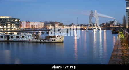 Panorama-Spree, Molecule Man Skulptur von Künstler Jonathan Borofsky, Fluss Spree, Berlin, Deutschland Stockfoto