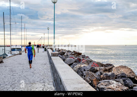 Surfer auf dem Pier in Viareggio am Sonnenuntergang, Viareggio, Toskana, Italien, Europa Stockfoto