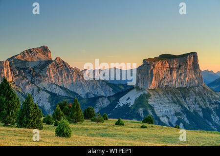 Grand Veymont und Mont Aiguille im Morgenlicht, von der Tête Chevalier, Vercors, Dauphine, Dauphine, Isère, Frankreich Stockfoto