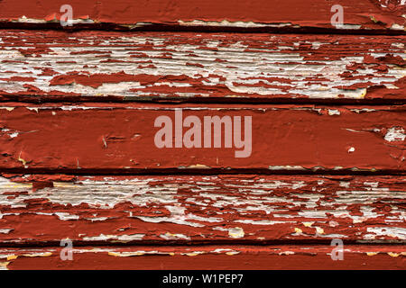 Nahaufnahme von verwitterten alten horizontale Holzbrett Wand mit Peeling roter Farbe Textur Stockfoto