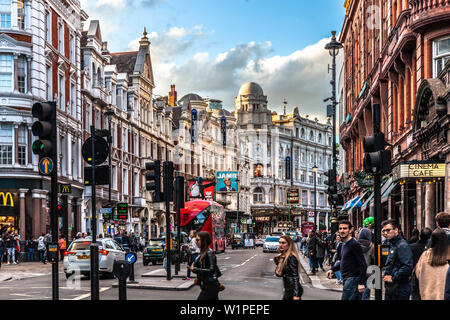 Shaftesbury Avenue, dem Theaterviertel West End, Westminster, W1, England, UK. Stockfoto