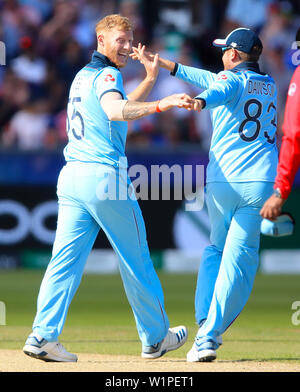 England's Ben Stokes (links) feiert, Bowling Neuseelands Colin de Grandhomme mit Teamkollege Liam Dawson während der ICC Cricket World Cup group Phase Match am Flußufer Durham, Chester-le-Street. Stockfoto