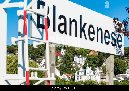 Ortsschild an der Mole in Blankenese, Hamburg, Deutschland Stockfoto