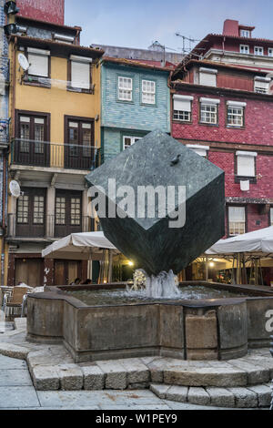 Fonte de Cubo Cubo, da Ribeira, moderne Skulptur von Jose Rodrgues, Ribeira Platz, Porto, Portugal Stockfoto