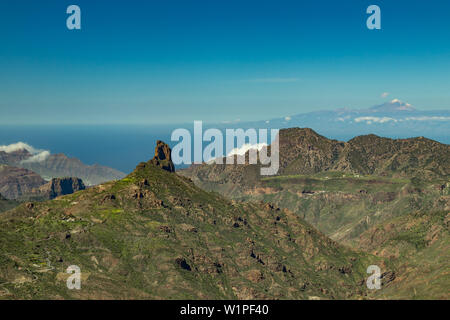 Zentrum von Gran Canaria. Einen spektakulären Blick über die Caldera de Tejeda in Richtung Teide auf Teneriffa. Berühmte Roque Bentayga im Durchschnitt und Teneriffa abov Stockfoto