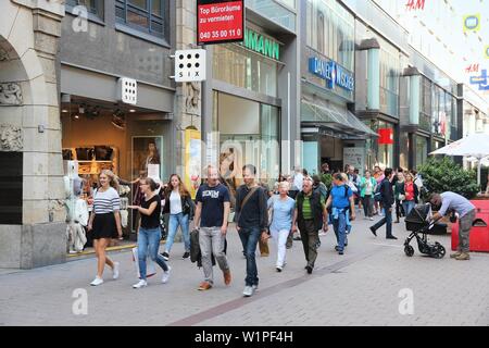HAMBURG, DEUTSCHLAND - 28 AUGUST, 2014: die Menschen besuchen Sie die Boutiquen in der Spitalerstrasse Straße, Hamburg. Die Fußgängerzone der Spitalerstrasse ist eine von den meisten p Stockfoto