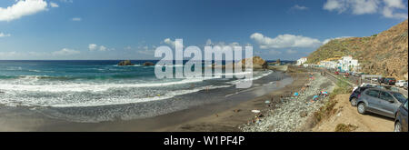 Panoramablick auf Aimasiga Strand mit schwarzem Sand vulkanischen Ursprungs und einsamen Felsen aus dem Meer Schaum an der Nordküste der Insel Teneriffa, Spanien klemmt Stockfoto