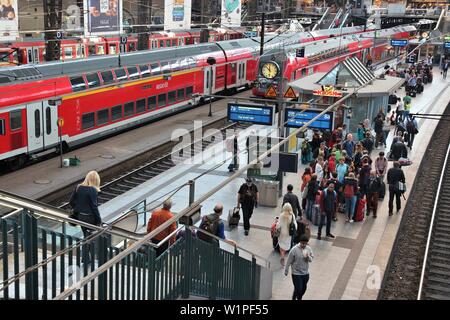 HAMBURG, DEUTSCHLAND - 28. AUGUST 2014: Reisende Zügen im Hauptbahnhof (Hauptbahnhof) in Hamburg. Mit täglich 450.000 Fahrgäste Es ist t Stockfoto