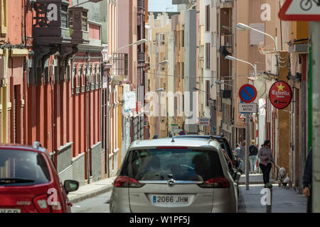 SANTA CRUZ, KANARISCHE INSELN, SPANIEN - 20. März 2018. Die typischen engen Gassen im modernen Teil der Stadt. Objektiv mit langer Brennweite. Unscharfer Vordergrund. Santa Stockfoto