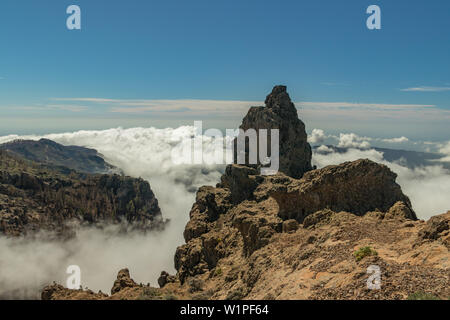 Zentrum von Gran Canaria. Spektakuläre Luftaufnahme von vulkanischen Felsen über dem flauschigen weissen Wolken. Schönen sonnigen Tag mit klaren, blauen Himmel. Cana Stockfoto