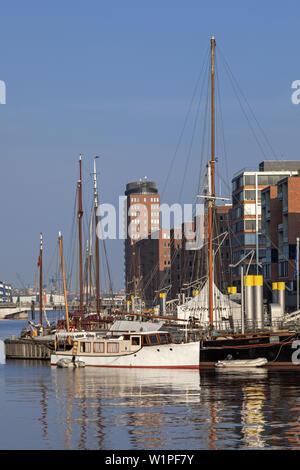 Sandtorhafen, traditionelle Hafen in der Hafencity Hamburg, Hansestadt Hamburg, Norddeutschland, Deutschland, Europa Stockfoto