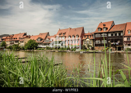 Blick auf die Häuser der kleinen Venedig entlang der Regnitz, Bamberg, Frankonia Region, Bayern, Deutschland, UNESCO Weltkulturerbe Stockfoto