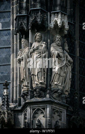 UNESCO-Weltkulturerbe Aachener Dom, Detail von Skulpturen aus Stein an der vorderen Fassade, Aachen, Nordrhein-Westfalen, Deutschland Stockfoto