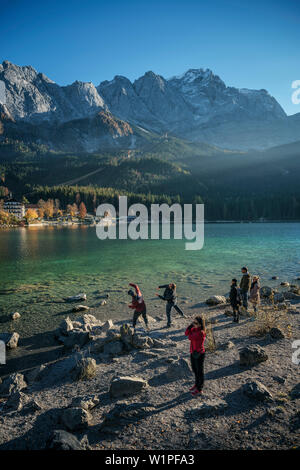 Kinderwagen warfen Steine in folgenden Eibsee Zugspitze, Grainau, Garmisch-Partenkirchen, Bayern, Alpen, Deutschland Stockfoto