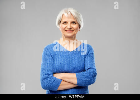 Portrait von lächelnden älteren Frau in Blau Pullover Stockfoto
