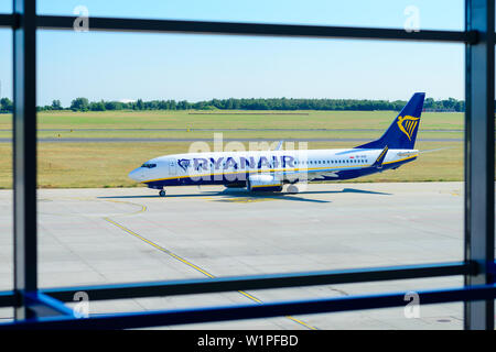 Poznan, Polen - 18. Juni 2019: Ryanair Ebene durch das Fenster der Flughafen Lawica in Posen gesehen Stockfoto