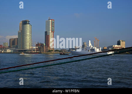 Rotterdam, Niederlande - 2017.09.25: Ansicht von parkkade in Richtung Fluss Nieuwe Maas und Kop van Zuid, Niederländische Marine offshore Patrol vessel hnlms Holland ( Stockfoto