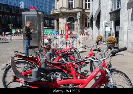 HAMBURG, DEUTSCHLAND - 28. AUGUST 2014: Person Wanderungen mit dem Fahrrad die Sharing Station von stadtrad Hamburg. Stadtrad hat 72 Stationen und einer Flotte von 1.000 bicy Stockfoto