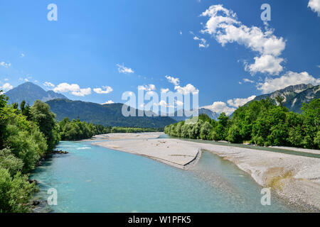 Lech mit Lechtaler Alpen im Hintergrund, Lechweg, Reutte, das Tal von Lech, Tirol, Österreich Stockfoto