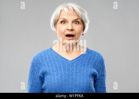 Ältere Frau mit offenen Mund geschockt Stockfoto