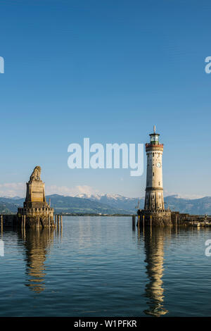 Hafen mit Leuchtturm, Lindau, Bodensee, Bayern, Deutschland Stockfoto