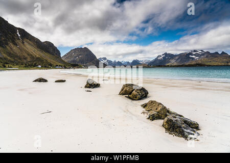 Golden Sand und azurblauem Meer von Ramberg, Lofoten, Norwegen Stockfoto