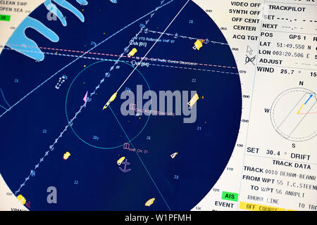 Steenbank Anchorage, Niederlande - 2019.05.14: ecdis Bildschirm Radar auf der Brücke der Containerschiff conti Annapurna (imo Nr. 9286255) Stockfoto