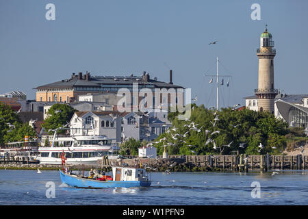 Blick vom Pier zum Ostseebad Warnemünde mit Leuchtturm, Hansestadt Rostock, Ostsee, Mecklenburg-Vorpommern, nördlichen Ger Stockfoto