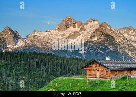 Berghütte Kallbrunnalm mit Birnhorn in Leogang Berge, Kallbrunnalm, Berchtesgadener Alpen, Salzburg, Österreich Stockfoto