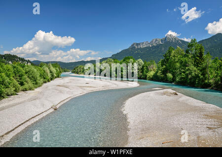 Lech mit Saeuling im Hintergrund, Lechweg, Reutte, das Tal von Lech, Tirol, Österreich Stockfoto