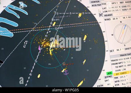 Steenbank Anchorage, Niederlande - 2019.05.14: ecdis Bildschirm Radar auf der Brücke der Containerschiff conti Annapurna (imo Nr. 9286255) Stockfoto