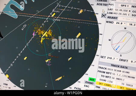 Steenbank Anchorage, Niederlande - 2019.05.14: ecdis Bildschirm Radar auf der Brücke der Containerschiff conti Annapurna (imo Nr. 9286255) Stockfoto