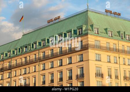 BERLIN, DEUTSCHLAND - 27. AUGUST 2014: Hotel Adlon Kempinski Unter den Linden Straße, Berlin. Berühmte hotel Ursprünglich geöffnet im Jahre 1907. Stockfoto