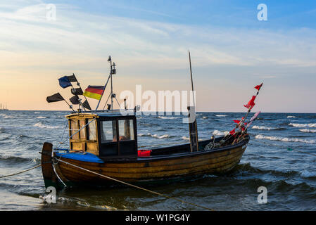 Kleines hölzernes Fischerboot am Strand von Ahlbeck, Usedom, Ostseeküste, Mecklenburg-Vorpommern, Deutschland Stockfoto