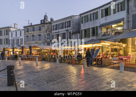 Restaurants, Hafen La Couarde-sur-Mer, Ile de Re, Nouvelle-Aquitaine, Französisch westcoast, Frankreich Stockfoto