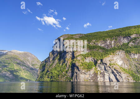 Landschaft im Fjord Geirangerfjord, Geiranger, mehr, Romsdal, Fjord Norwegen, Südnorwegen, Norwegen, Skandinavien, Nordeuropa, Europa Stockfoto