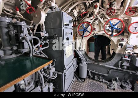 LABOE, Deutschland - 30. AUGUST 2014: das Innere der deutschen U-Boot U-995 (Museum Schiff) in Laboe. Es ist das einzige erhaltene Typ VII U-Boot der Welt. Stockfoto