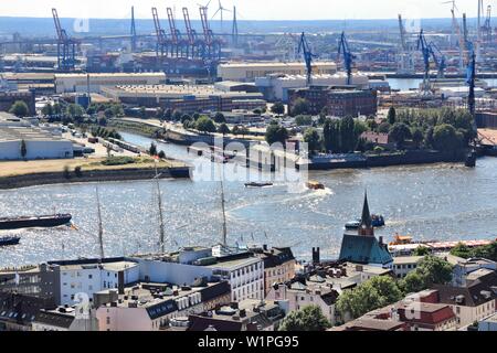 HAMBURG, DEUTSCHLAND - 28. AUGUST 2014: Luftaufnahme des Hamburger Hafens in Deutschland. Der Seehafen ist der 15 verkehrsreichsten der Welt TEU Durchsatz (2 Stockfoto