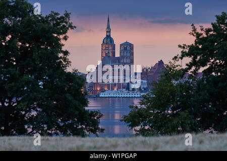 Blick von Altefaehr (Rügen) auf Stralsund mit Nikolaikirche, Mecklenburg Vorpommern, Deutschland Stockfoto