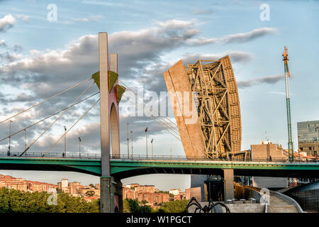 La Salve Brücke über Fluss Nervion, nahe Guggenheim Museum, Bilbao, Museum für moderne und zeitgenössische Kunst, Architekt Frank Gehry, Bilbao, Baskenland C Stockfoto