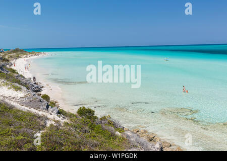 Touristen am schönsten Strand in Cayo Guillermo, Playa Pilar, sandiger Traum Strand, türkisblaues Meer, Schnorcheln, Schwimmen, Familie reisen zu Cub Stockfoto