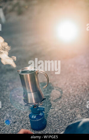 Die Kaffeekanne auf Campingkocher, Plansee, Reutte, Tirol, Österreich, Europa. Stockfoto