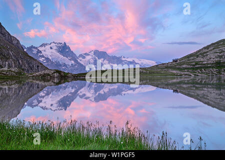 Stimmung der Wolken über dem See Lac du Goleon mit Hütte Refuge du Goleon und Blick richtung Meije in Ecrins region, See Lac du Goleon, Nationalpark Ecrins, D Stockfoto