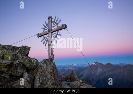 Gipfelkreuz auf dem Knoten Peak, Stubaier Alpen, Stubaital, Tirol, Österreich, Europa Stockfoto