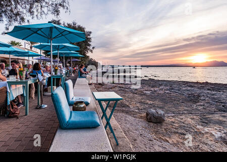 Sonnenuntergang an der Bucht von Alcudia, Promenade bei Colonia de Sant Pere, Mallorca, Balearen, Spanien Stockfoto