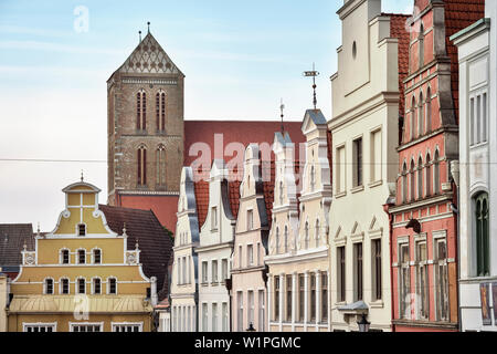 UNESCO-Welterbe Hansestadt Wismar, Kirche Turm der Nikolaikirche und Satteldach Gebäude, Wismar, Mecklenburg-Vorpommern, Germa Stockfoto