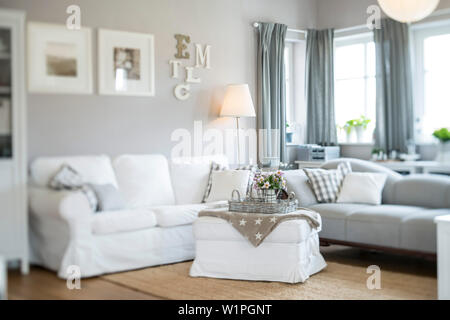 Modernen nordischen Wohnzimmer im Haus mit weißen und grauen Möbeln und Holzfußboden, Korbach, Hessen, Deutschland, Europa Stockfoto