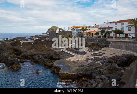 Blick auf Lava Beach und die Burg von San Miguel in Garachico, Teneriffa, Kanarische Inseln, Islas Canarias, Atlantik, Spanien, Europa Stockfoto