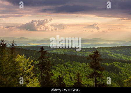 Blick von Großer Inselsberg in Richtung der Berge des Thüringer Wald, Thüringen, Deutschland Stockfoto