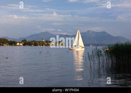 Blick auf den Chiemsee mit Fraueninsel, in der Nähe von Gstadt, Bayern, Deutschland Stockfoto